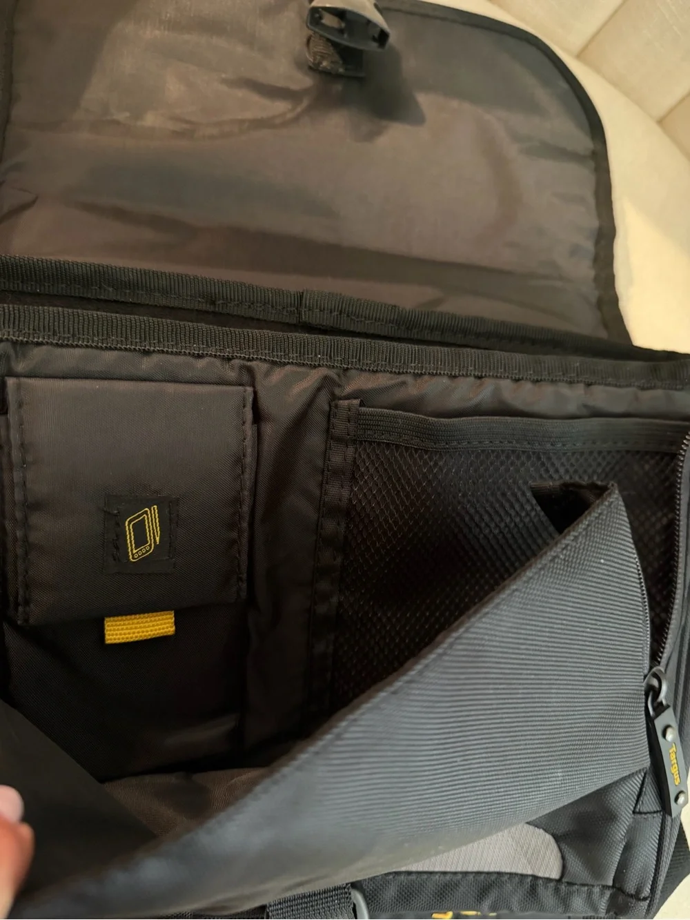 Targus Black & Gray Messenger Bag for zip